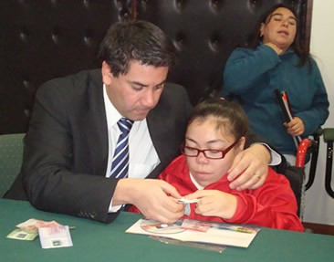 RANCAGUA - PRESENTAN IDENTIFICADOR DE BILLETES PARA PERSONAS CON DISCAPACIDAD VISUAL